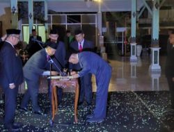 Pelantikan Pejabat di Madiun Berlangsung Unik, Hanya Gunakan Cahaya Lilin dan Bertabur Kembang Melati