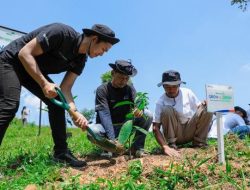 Lestarikan Ekosistem Kebun Raya Bali Tanam 130 Bibit Cemara di Danau Tamblingan