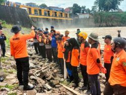 Pencarian Pemuda yang Lompat ke Kali Mookervart Terkendala Naiknya Ketinggian Air