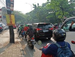 Jalan Otista Raya Ciputat Diperbaiki Lalu Lintas Macet