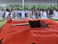 Juwono Sudarsono Dimakamkan di Samping Eks Gubernur Lemhanas Agus Widjojo