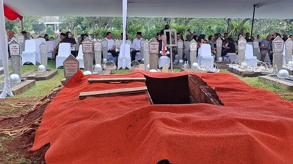 Juwono Sudarsono Dimakamkan