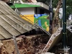 Tembok SDN di Tebet Jaksel Roboh Imbas Hujan Deras
