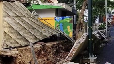 Tembok SDN di Tebet Jaksel Roboh Imbas Hujan Deras